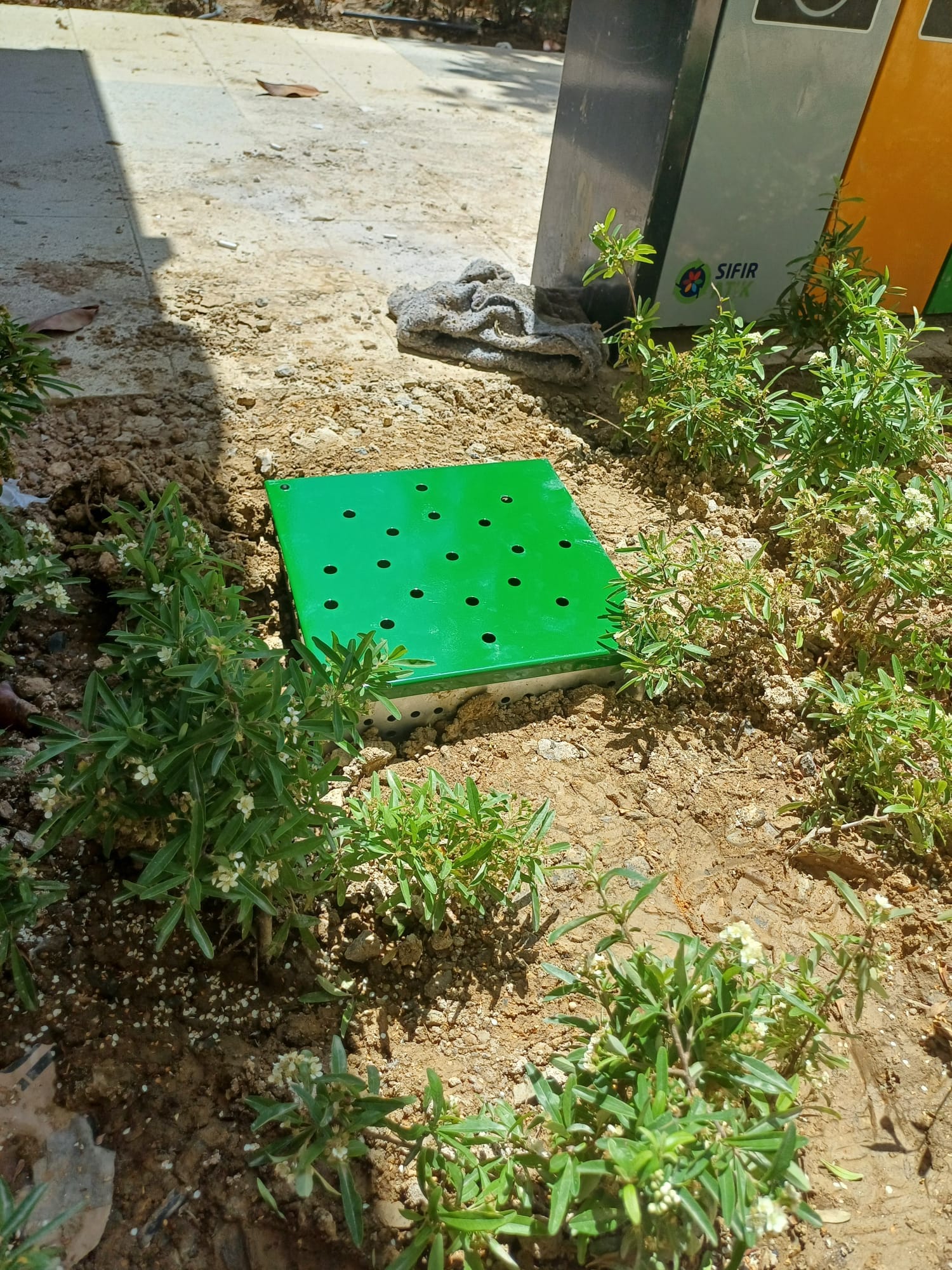 Yeşil kapaklı gömme peyzaj kapağı saha uygulaması