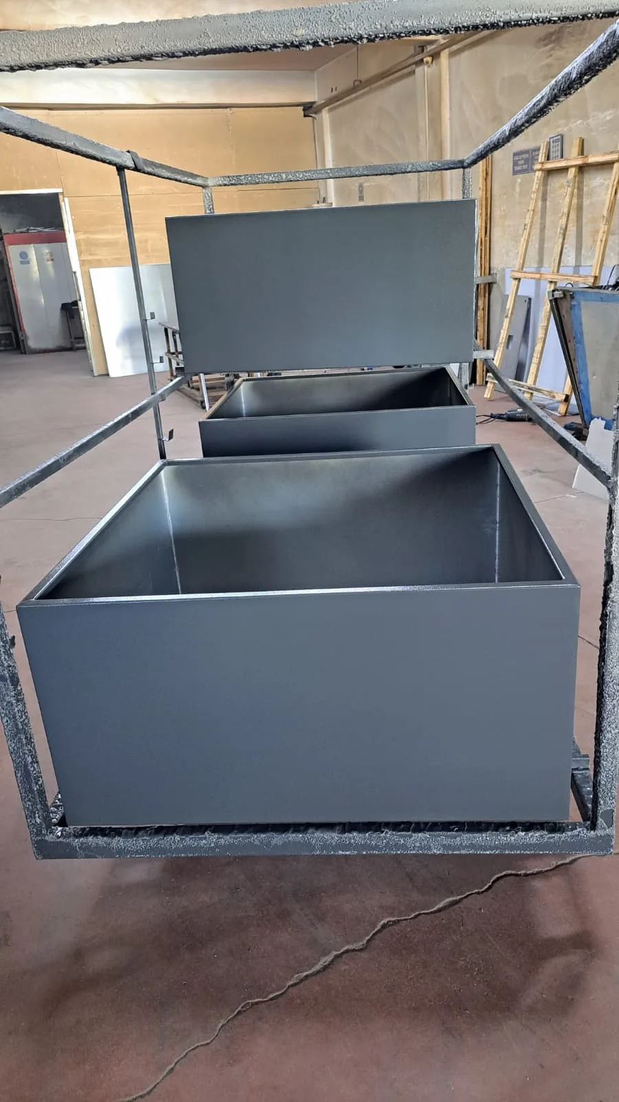 Metal saksı üretimi ve yüzey hazırlığı imalat aşaması